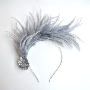 Diadema plumas grises