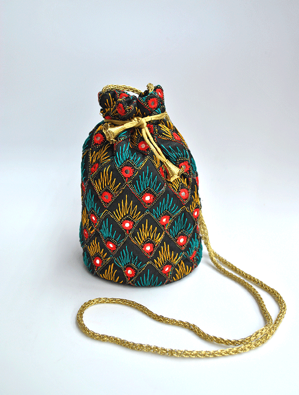 Bombonera negra bordados