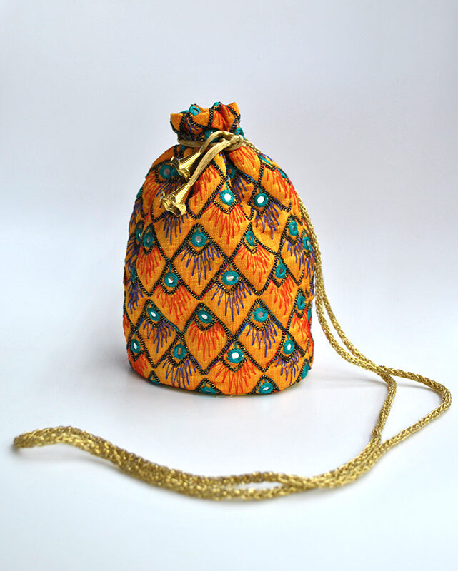 Bombonera mostaza bordados