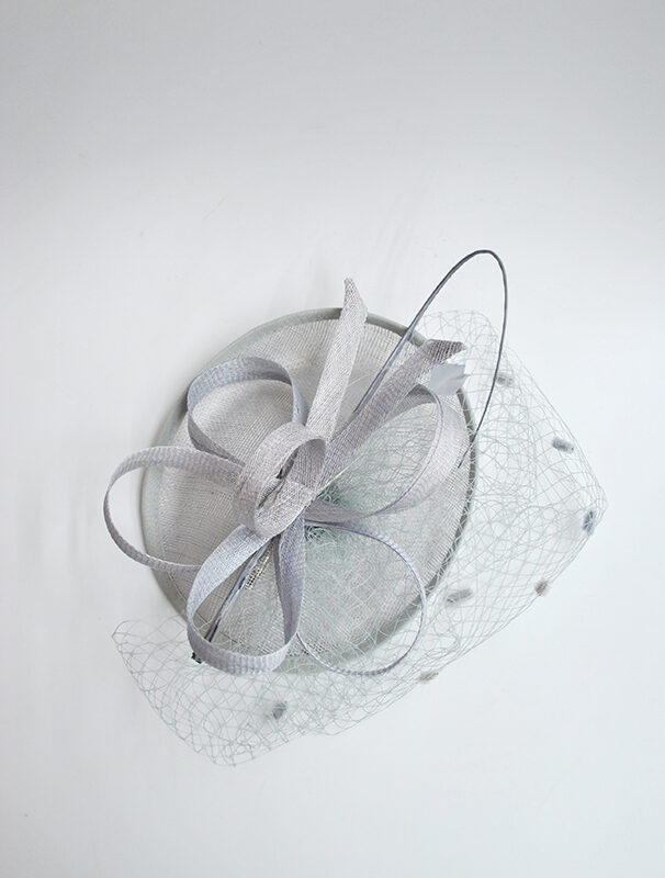 Tocado gris red lunares