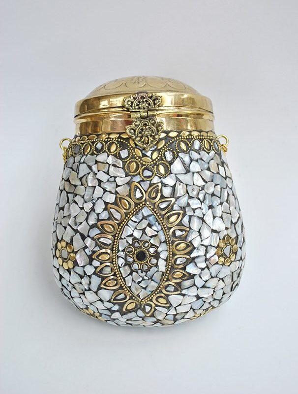 Bombonera latón y nácar