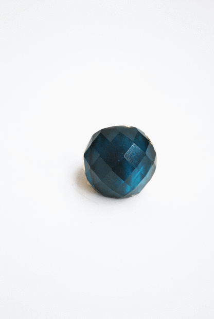 Anillo redondo azul petróleo