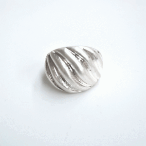 Anillo plateado elástico