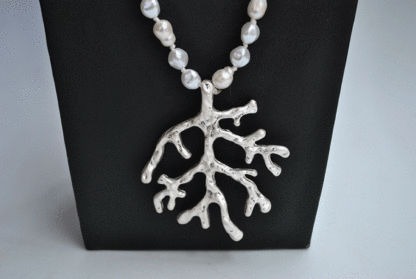 Collar largo perlas detalle ramas - Imagen 2