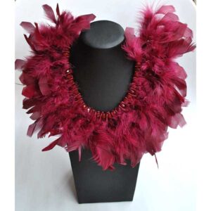 Collar plumas burdeos