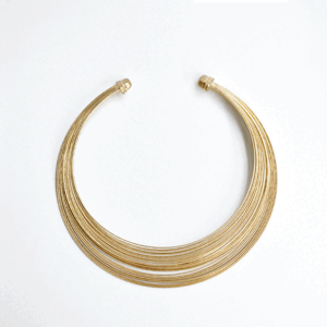 Gargantilla dorada alambres