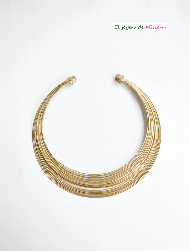Gargantilla dorada alambres