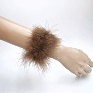 Puños marrones plumas avestruz