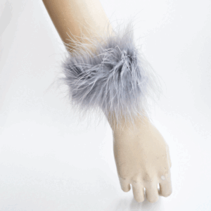 Puños grises plumas avestruz