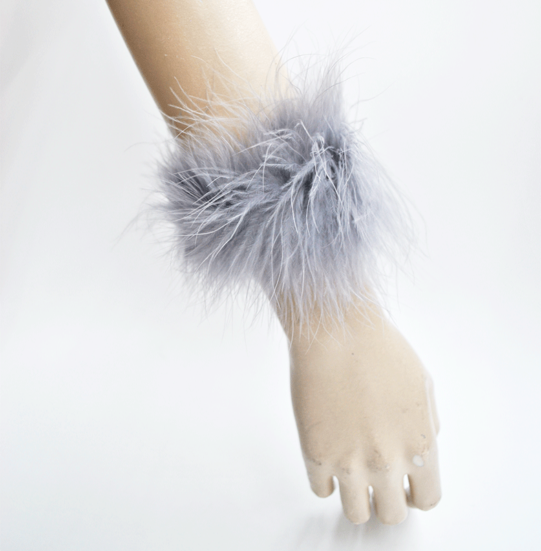 Puños grises plumas avestruz