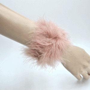 Puños rosas plumas avestruz