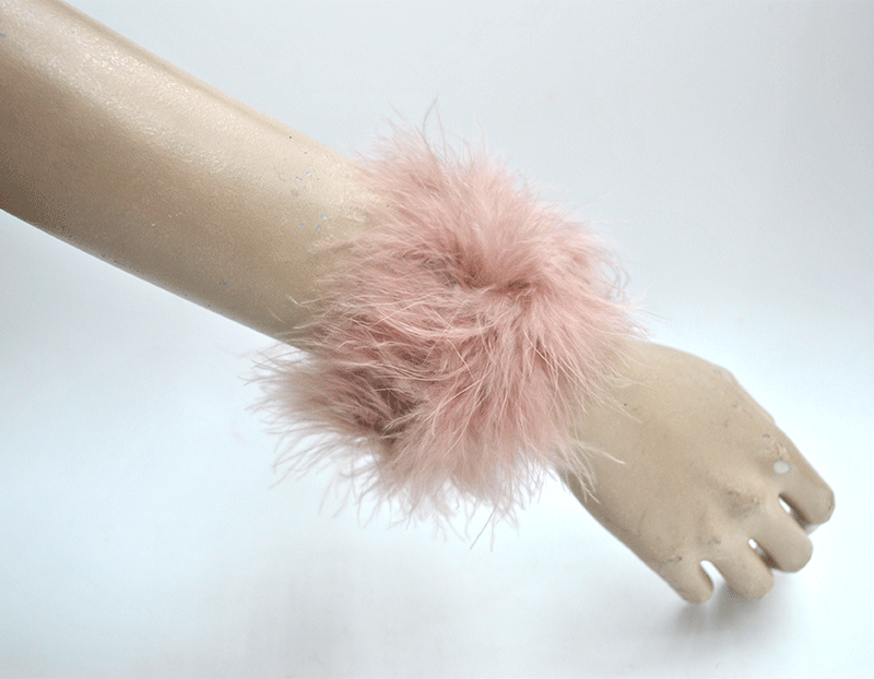 Puños rosas plumas avestruz
