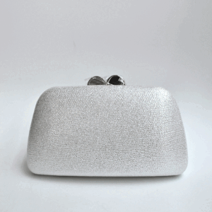 Bolso clutch plateado ovalado