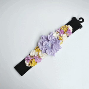 Cinturón negro y lila flores