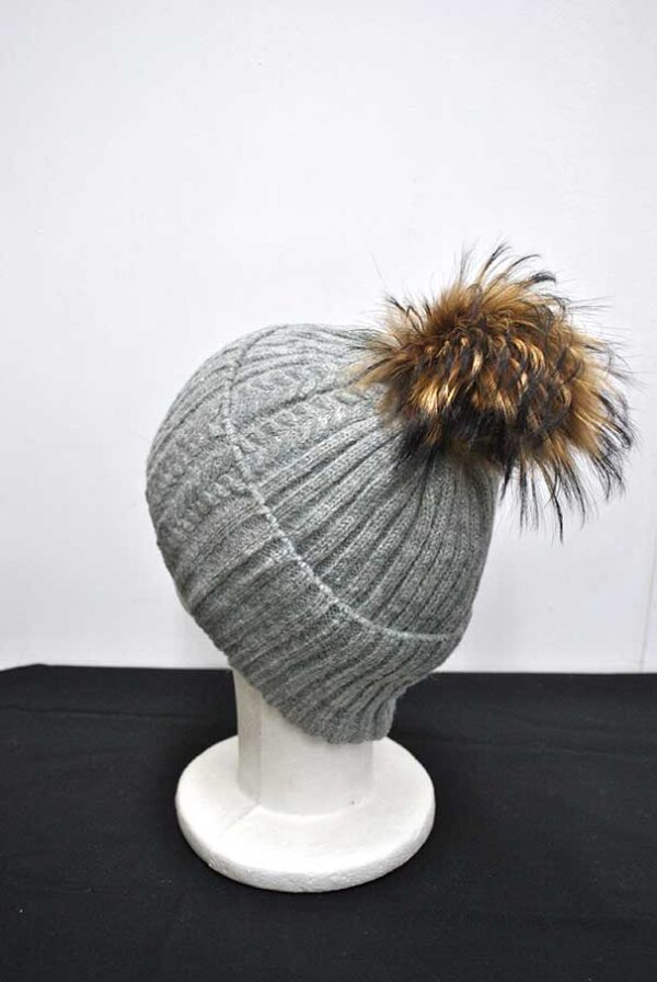 Gorro gris lana y pompón - Imagen 2