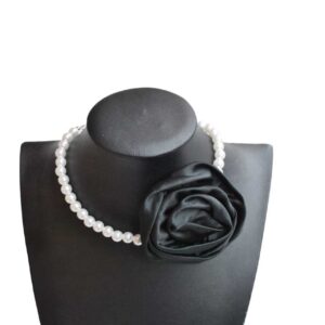 Collar perlas flor tela