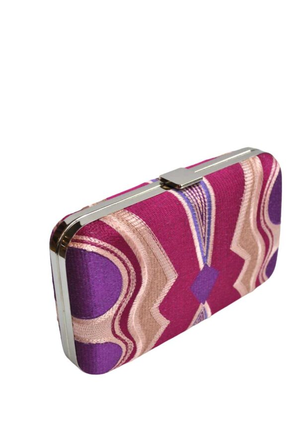 Bolso clutch fucsia bordados - Imagen 3