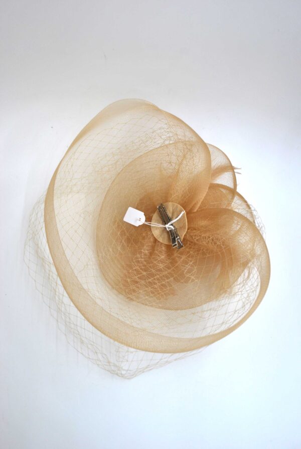 Tocado dorado champagne tul - Imagen 3