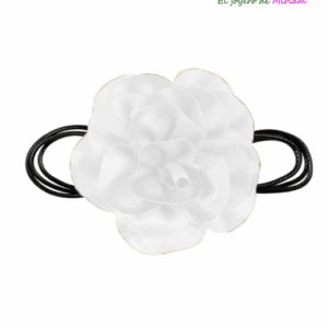 Collar flor blanca