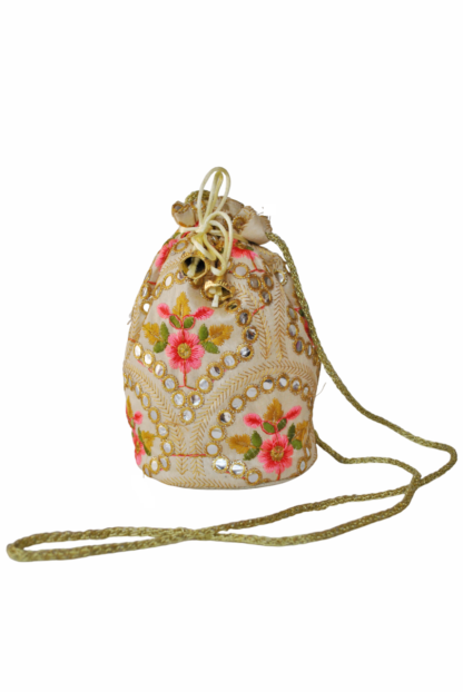 Bombonera beige bordados