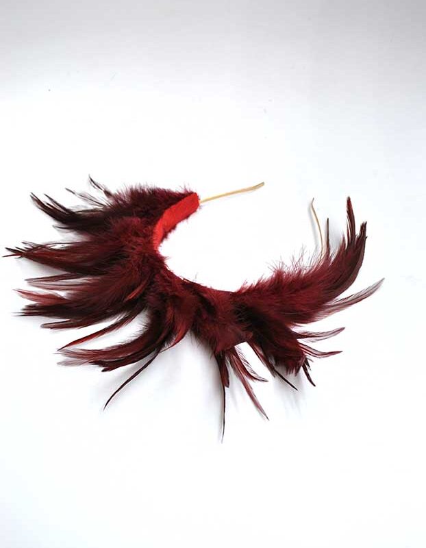 Diadema granate plumas