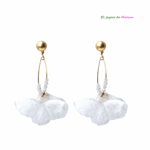 Pendientes blancos pétalos