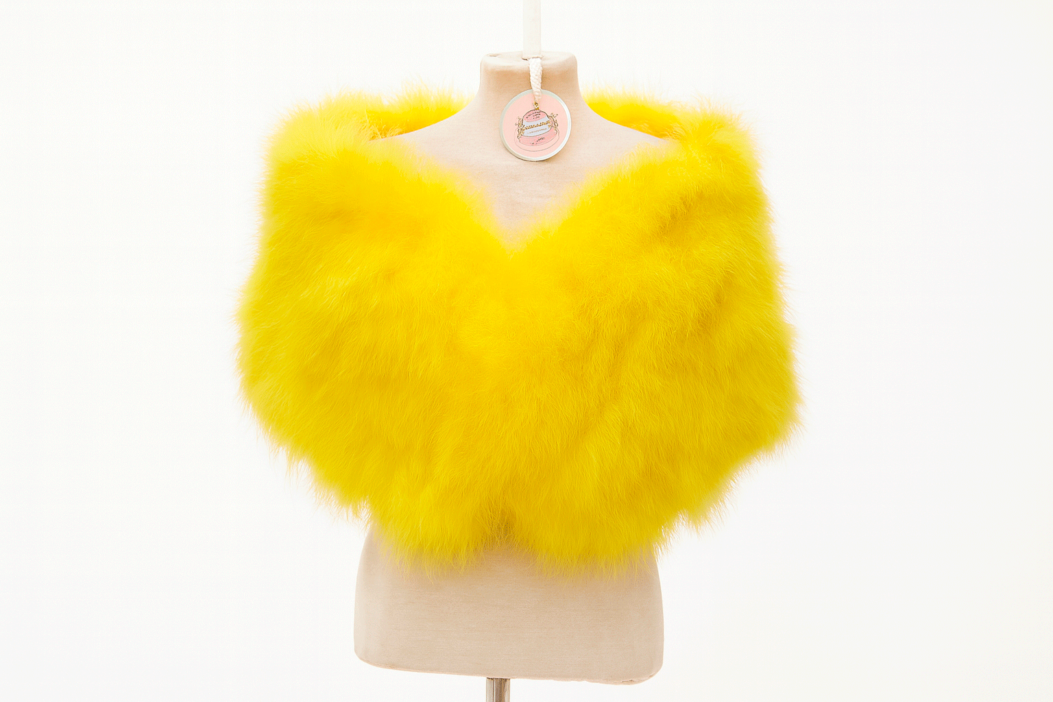 Estola amarilla plumas avestruz