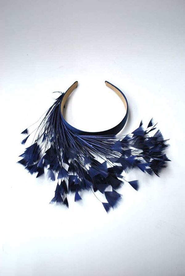 Diadema plumas azul marino