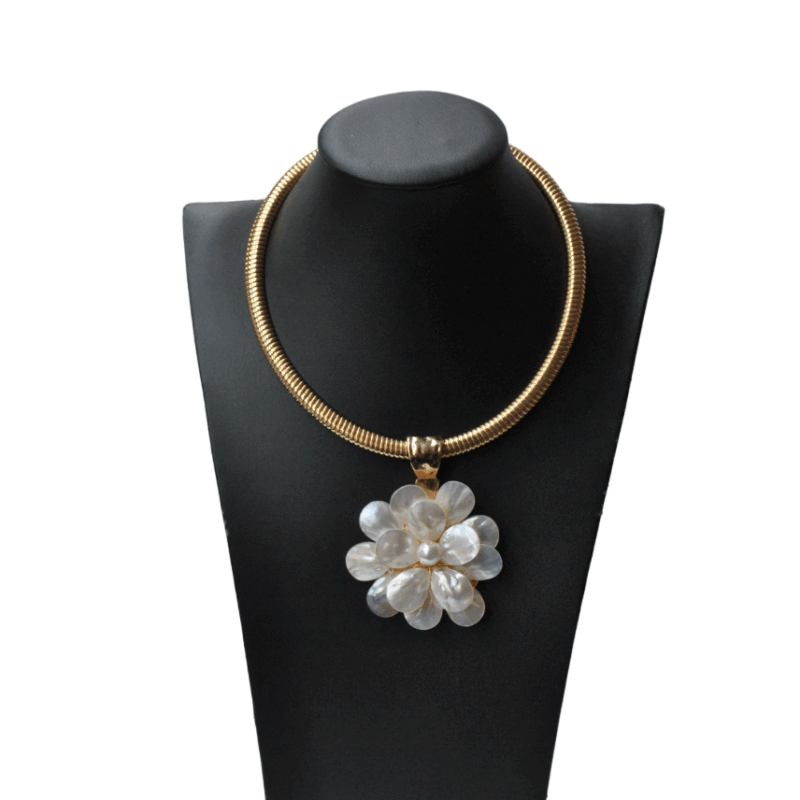 Colgante dorado flor nácar