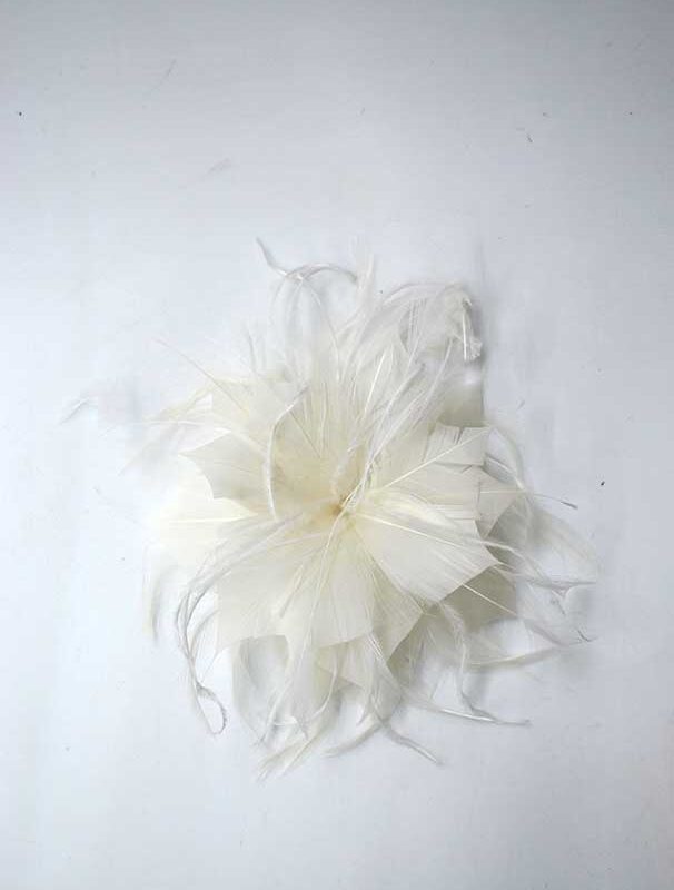 Flor tocado blanco roto plumas