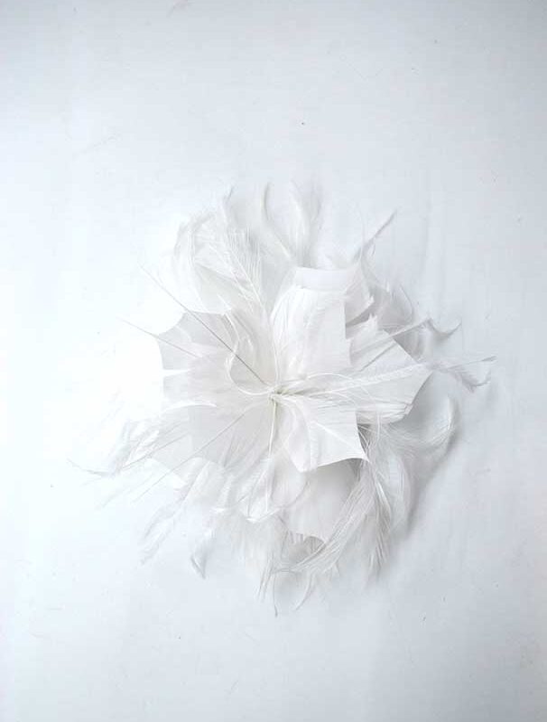 Flor tocado blanco plumas