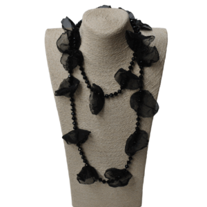 Collar pétalos negros