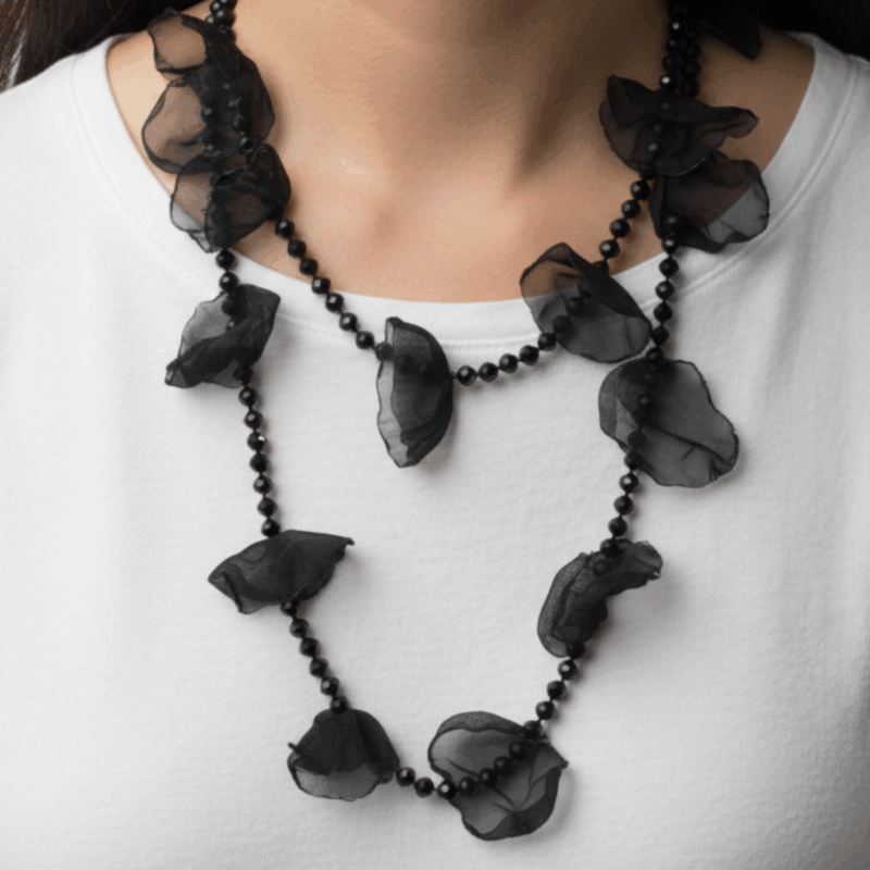 Collar pétalos negros