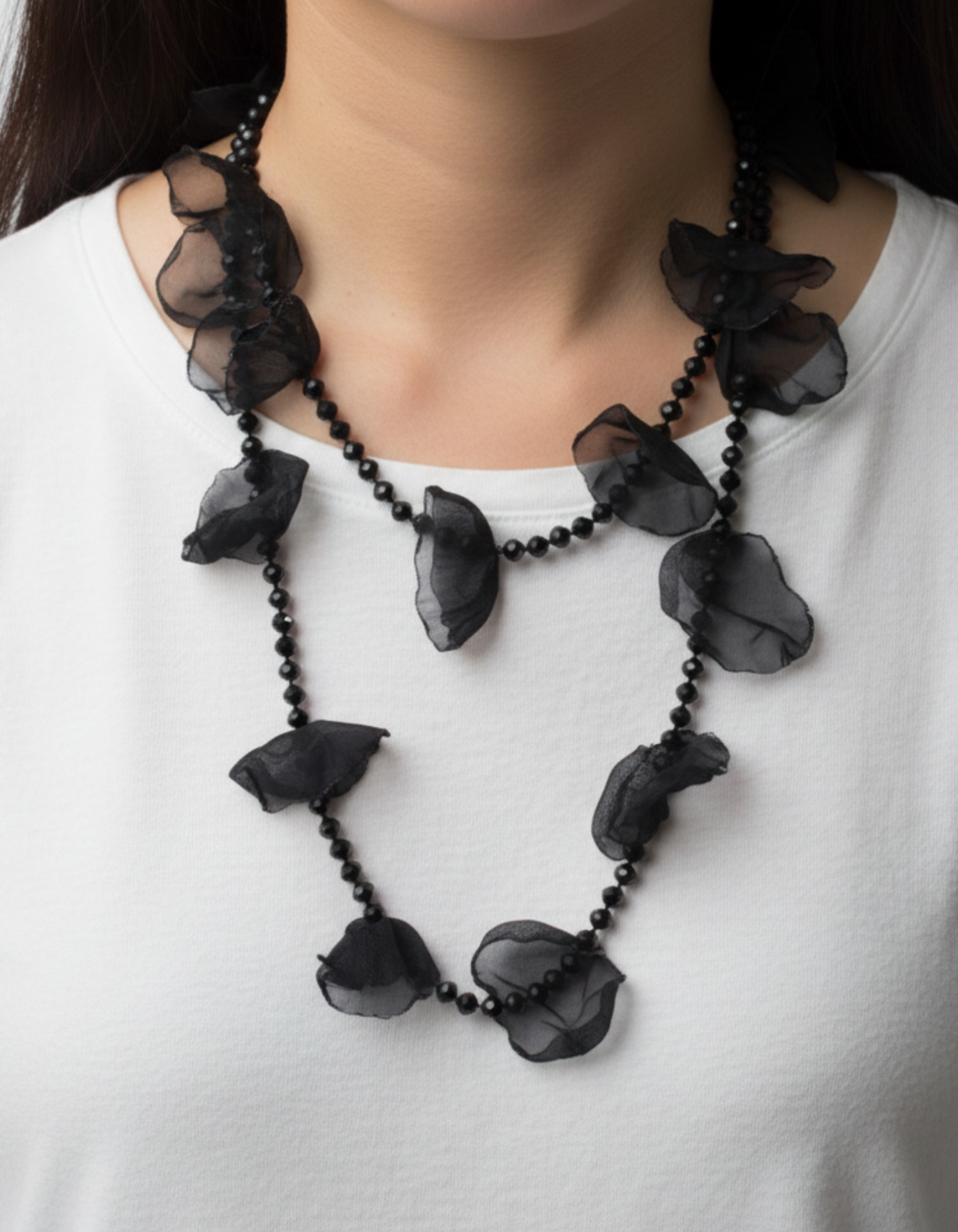 Collar pétalos negros