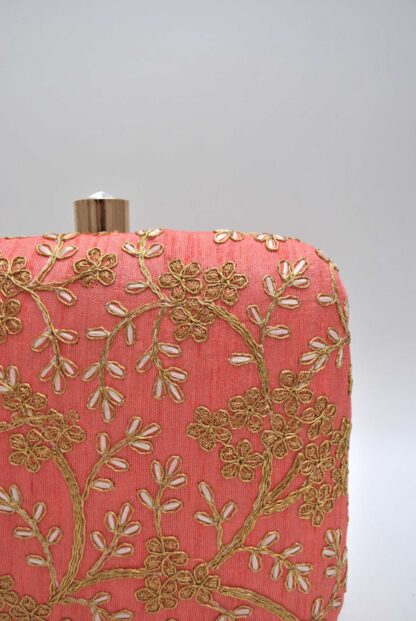 Clutch coral bordado - Imagen 2