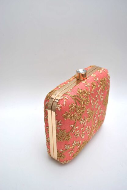Clutch coral bordado - Imagen 3