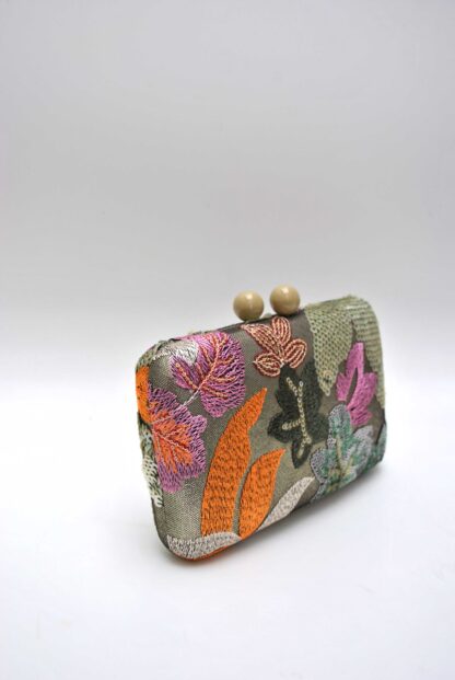 Clutch bordados flores - Imagen 2