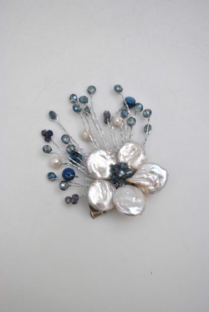 Broche flor perla y cristales azules - Imagen 2