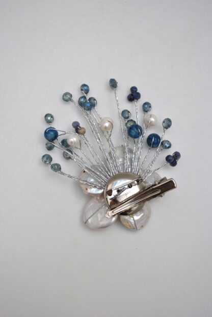 Broche flor perla y cristales azules - Imagen 3