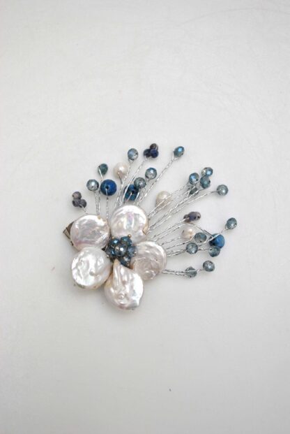 Broche flor perla y cristales azules