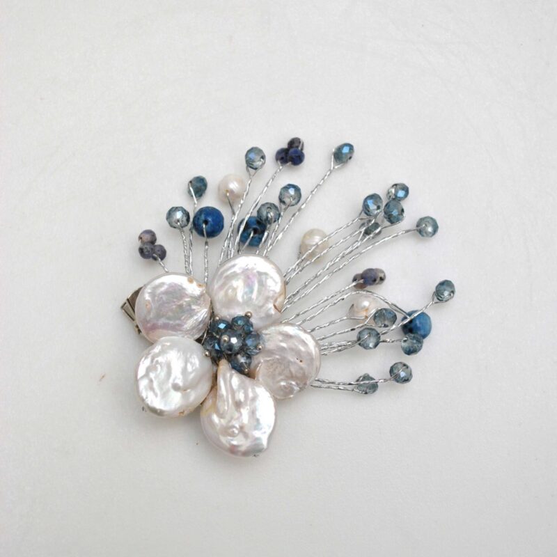 Broche flor perla y cristales azules