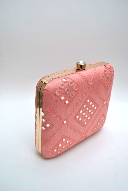 Clutch rosa bordados lentejuelas - Imagen 2