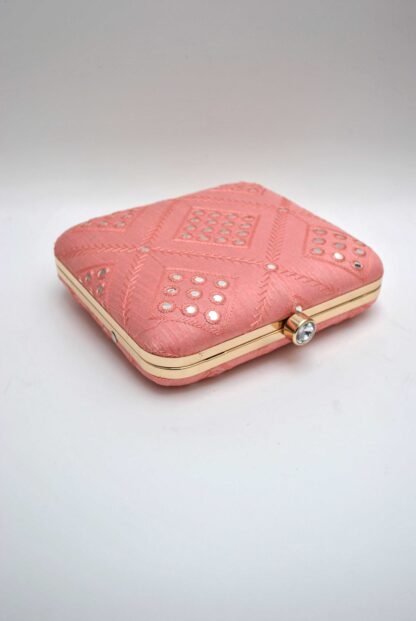 Clutch rosa bordados lentejuelas - Imagen 3
