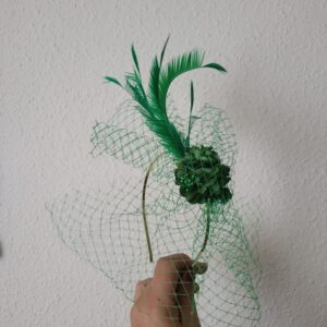 Diadema verde tul y plumas