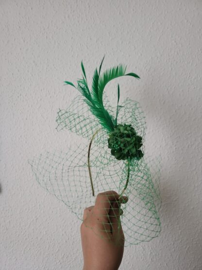Diadema verde tul y plumas