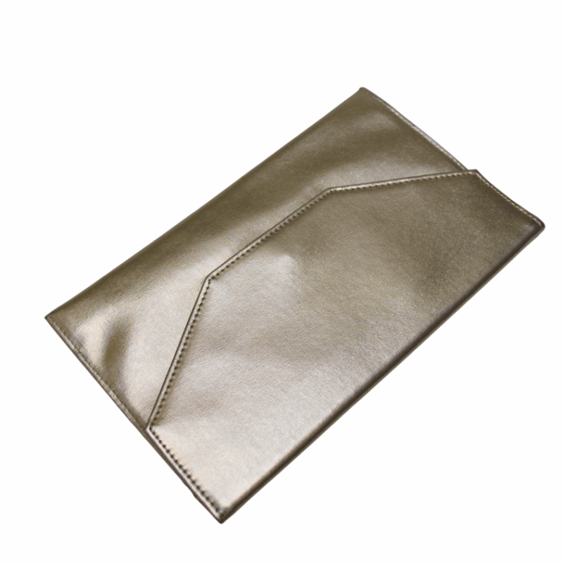 Cartera dorada sobre