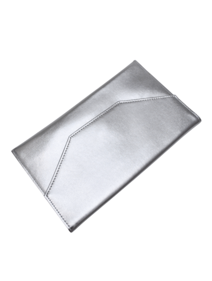 Cartera plateada sobre