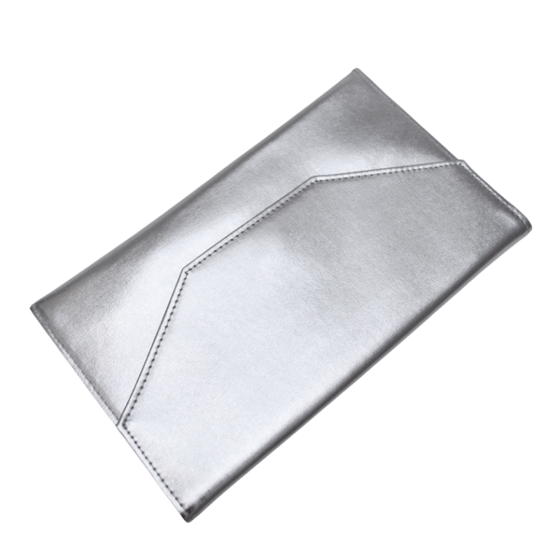 Cartera plateada sobre