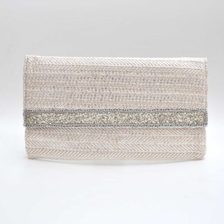 Cartera beige y brillos plata
