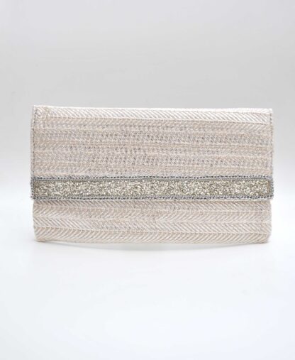 Cartera beige y brillos plata